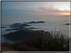 foto Colline nella nebbia al Tramonto